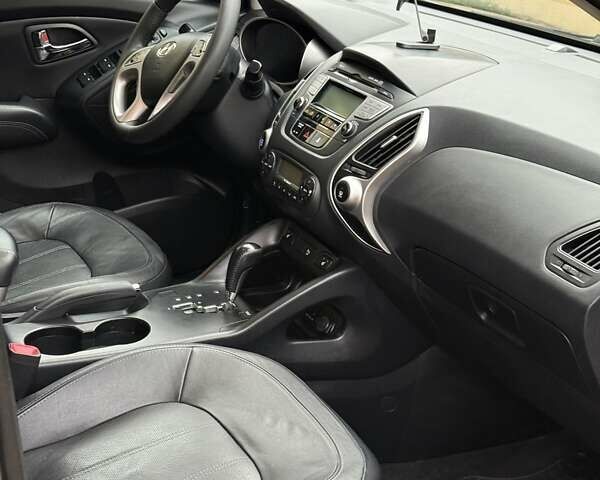 Серый Хендай их35, объемом двигателя 2 л и пробегом 190 тыс. км за 12500 $, фото 18 на Automoto.ua