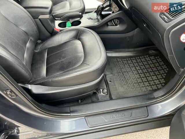 Серый Хендай их35, объемом двигателя 2 л и пробегом 200 тыс. км за 12900 $, фото 68 на Automoto.ua