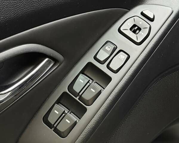 Серый Хендай их35, объемом двигателя 2 л и пробегом 190 тыс. км за 12500 $, фото 15 на Automoto.ua