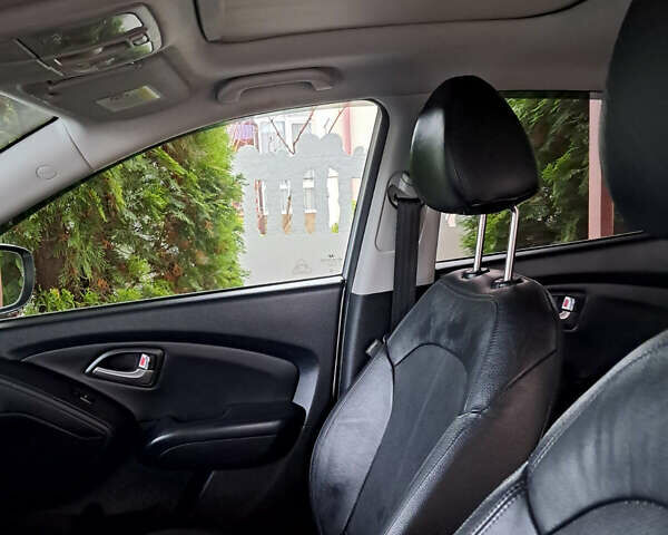 Серый Хендай их35, объемом двигателя 2 л и пробегом 117 тыс. км за 12500 $, фото 7 на Automoto.ua