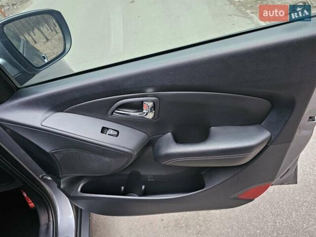 Серый Хендай их35, объемом двигателя 1.7 л и пробегом 195 тыс. км за 11750 $, фото 20 на Automoto.ua