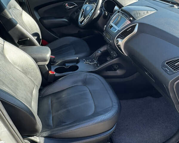 Серый Хендай их35, объемом двигателя 2 л и пробегом 229 тыс. км за 13500 $, фото 22 на Automoto.ua