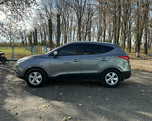 Серый Хендай их35, объемом двигателя 2 л и пробегом 237 тыс. км за 10900 $, фото 2 на Automoto.ua