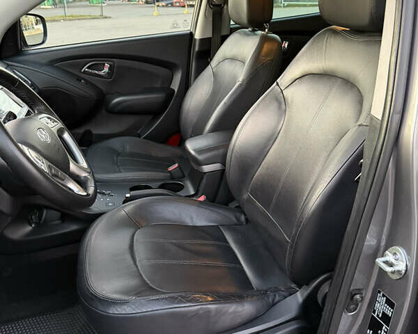 Сірий Хендай іх35, об'ємом двигуна 2 л та пробігом 262 тис. км за 13400 $, фото 21 на Automoto.ua