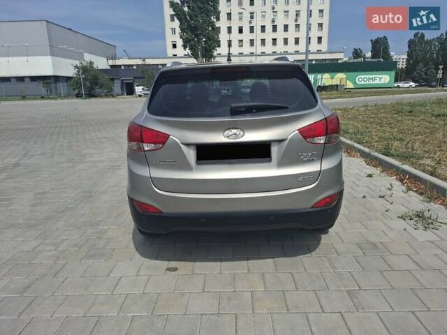 Серый Хендай их35, объемом двигателя 2 л и пробегом 193 тыс. км за 10999 $, фото 3 на Automoto.ua
