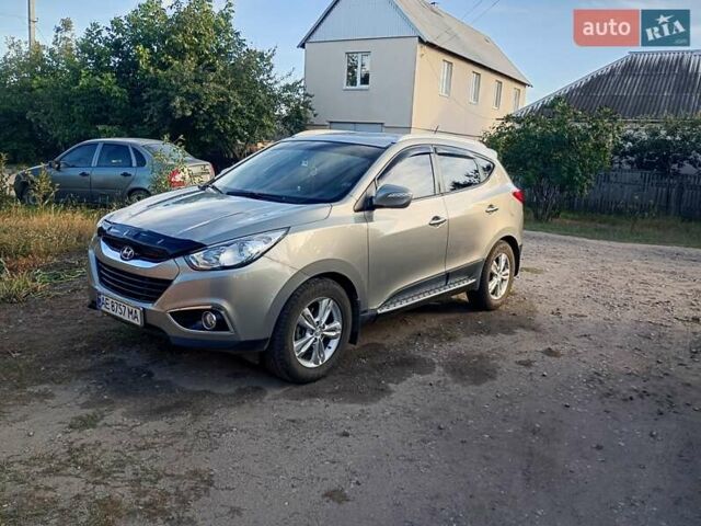 Серый Хендай их35, объемом двигателя 2 л и пробегом 85 тыс. км за 12500 $, фото 1 на Automoto.ua