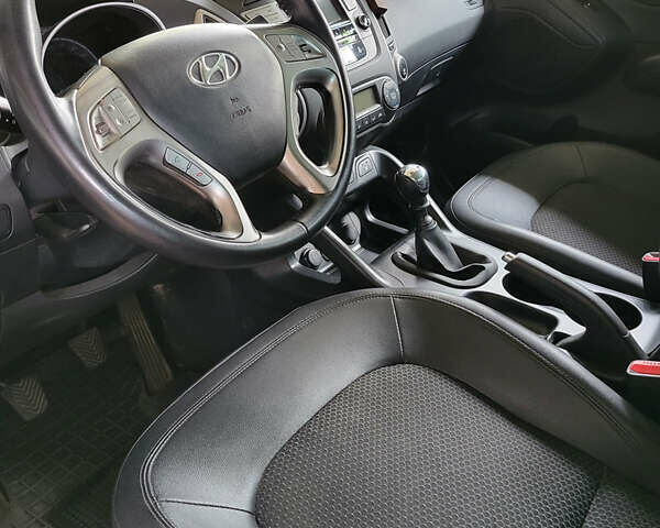 Серый Хендай их35, объемом двигателя 2 л и пробегом 264 тыс. км за 11700 $, фото 25 на Automoto.ua