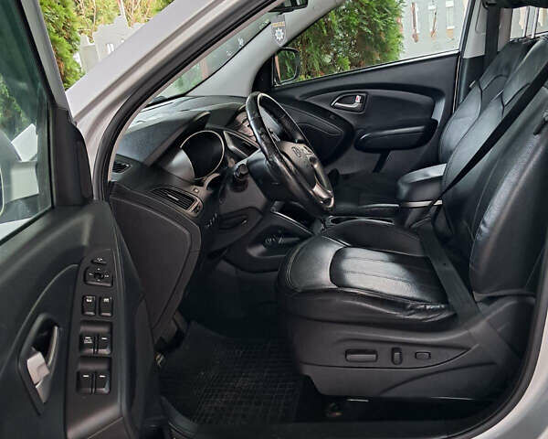 Серый Хендай их35, объемом двигателя 2 л и пробегом 117 тыс. км за 12500 $, фото 5 на Automoto.ua