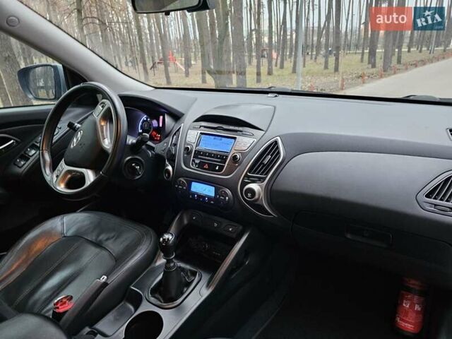 Серый Хендай их35, объемом двигателя 1.7 л и пробегом 195 тыс. км за 11750 $, фото 21 на Automoto.ua