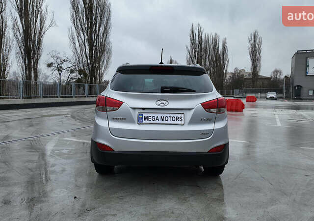 Серый Хендай их35, объемом двигателя 2 л и пробегом 174 тыс. км за 13990 $, фото 4 на Automoto.ua