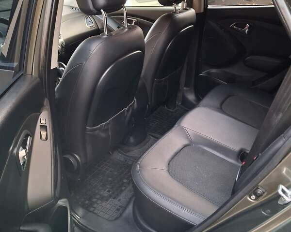 Серый Хендай их35, объемом двигателя 2 л и пробегом 101 тыс. км за 12700 $, фото 19 на Automoto.ua