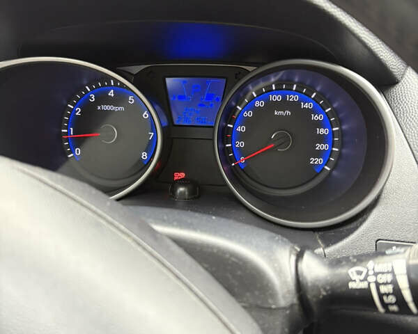 Сірий Хендай іх35, об'ємом двигуна 2 л та пробігом 237 тис. км за 12200 $, фото 7 на Automoto.ua