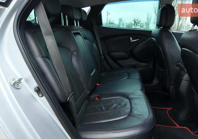 Серый Хендай их35, объемом двигателя 2 л и пробегом 174 тыс. км за 13990 $, фото 12 на Automoto.ua