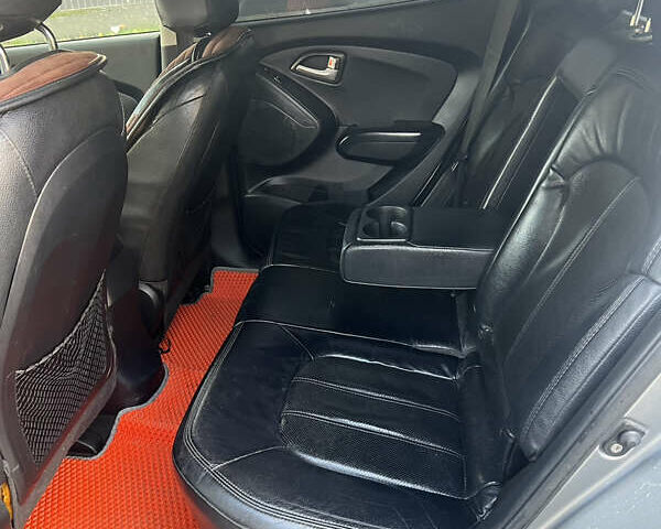 Серый Хендай их35, объемом двигателя 2 л и пробегом 156 тыс. км за 9999 $, фото 23 на Automoto.ua