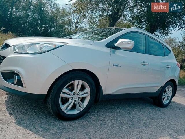 Сірий Хендай іх35, об'ємом двигуна 1.7 л та пробігом 208 тис. км за 11400 $, фото 2 на Automoto.ua