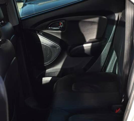 Серый Хендай их35, объемом двигателя 2 л и пробегом 201 тыс. км за 12900 $, фото 17 на Automoto.ua