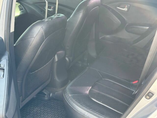 Серый Хендай их35, объемом двигателя 2 л и пробегом 192 тыс. км за 11499 $, фото 6 на Automoto.ua