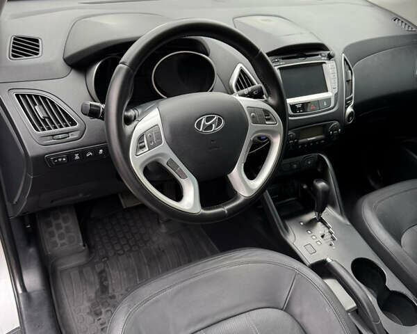 Серый Хендай их35, объемом двигателя 2 л и пробегом 202 тыс. км за 11550 $, фото 6 на Automoto.ua