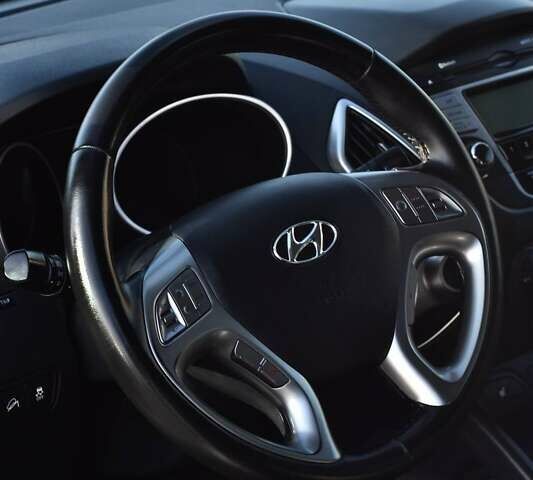 Серый Хендай их35, объемом двигателя 2 л и пробегом 201 тыс. км за 12900 $, фото 6 на Automoto.ua