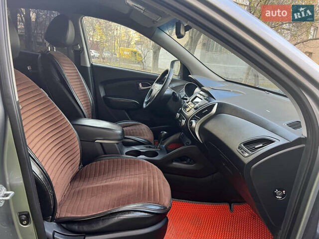 Серый Хендай их35, объемом двигателя 2 л и пробегом 156 тыс. км за 9999 $, фото 18 на Automoto.ua