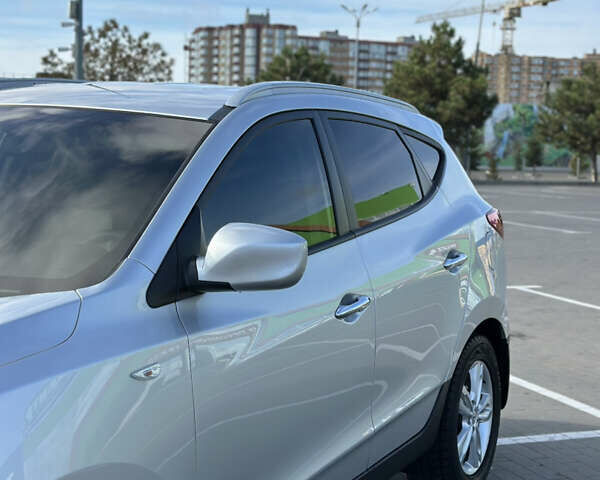 Сірий Хендай іх35, об'ємом двигуна 2 л та пробігом 190 тис. км за 12500 $, фото 2 на Automoto.ua