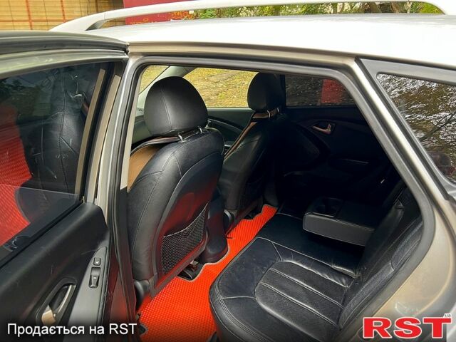 Серый Хендай их35, объемом двигателя 2 л и пробегом 156 тыс. км за 11999 $, фото 7 на Automoto.ua