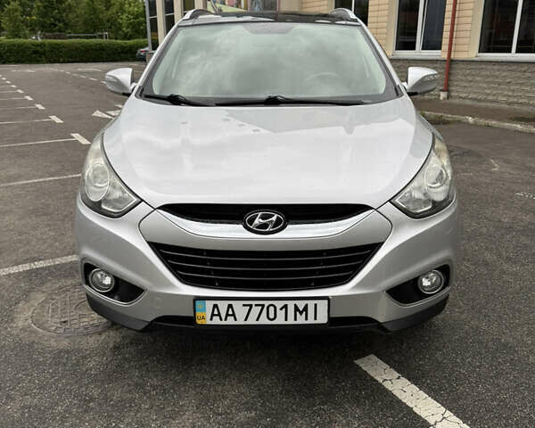 Серый Хендай их35, объемом двигателя 2 л и пробегом 202 тыс. км за 11550 $, фото 2 на Automoto.ua