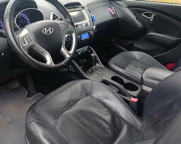 Сірий Хендай іх35, об'ємом двигуна 2 л та пробігом 240 тис. км за 11900 $, фото 4 на Automoto.ua