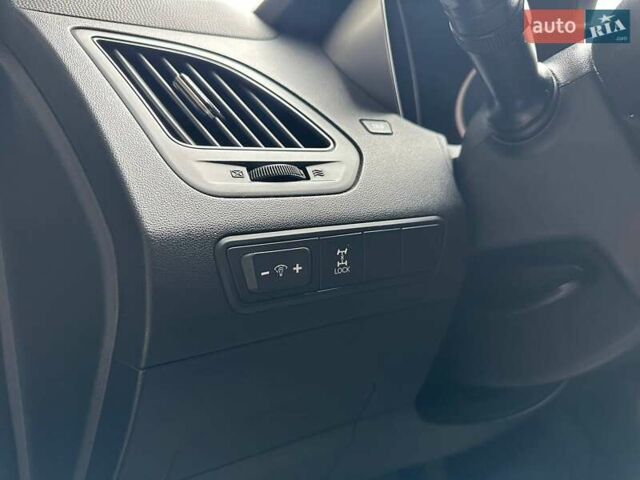 Сірий Хендай іх35, об'ємом двигуна 2 л та пробігом 176 тис. км за 11500 $, фото 10 на Automoto.ua