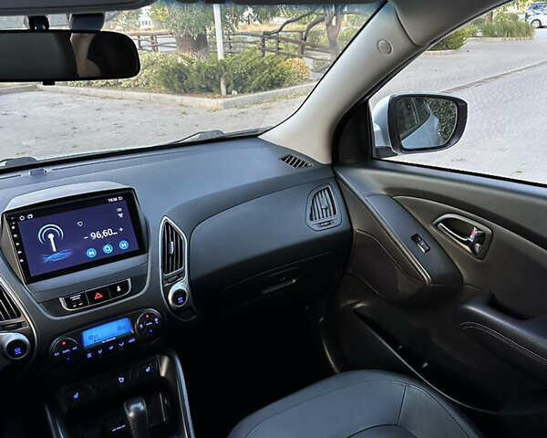 Сірий Хендай іх35, об'ємом двигуна 2 л та пробігом 190 тис. км за 12500 $, фото 13 на Automoto.ua