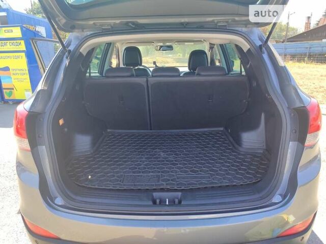 Серый Хендай их35, объемом двигателя 2.01 л и пробегом 227 тыс. км за 14500 $, фото 5 на Automoto.ua