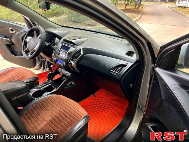 Серый Хендай их35, объемом двигателя 2 л и пробегом 156 тыс. км за 11999 $, фото 5 на Automoto.ua