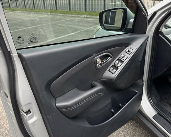 Серый Хендай их35, объемом двигателя 2 л и пробегом 204 тыс. км за 11500 $, фото 6 на Automoto.ua