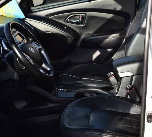 Серый Хендай их35, объемом двигателя 2 л и пробегом 201 тыс. км за 12900 $, фото 11 на Automoto.ua