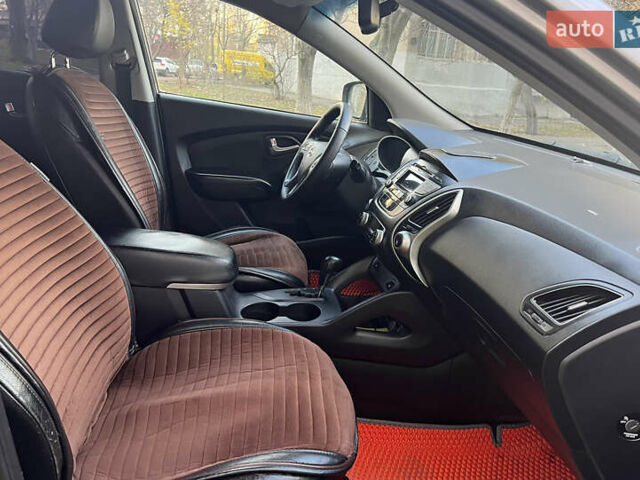 Серый Хендай их35, объемом двигателя 2 л и пробегом 156 тыс. км за 9800 $, фото 19 на Automoto.ua