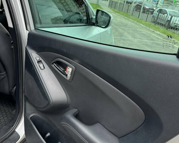 Серый Хендай их35, объемом двигателя 2 л и пробегом 202 тыс. км за 11550 $, фото 11 на Automoto.ua