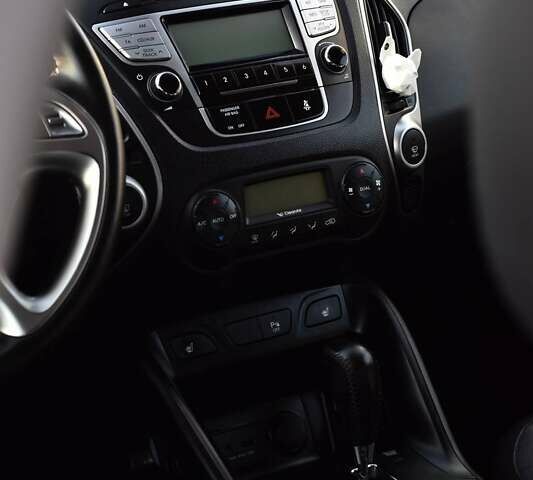 Серый Хендай их35, объемом двигателя 2 л и пробегом 201 тыс. км за 12900 $, фото 19 на Automoto.ua