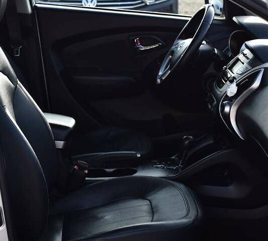 Серый Хендай их35, объемом двигателя 2 л и пробегом 201 тыс. км за 12900 $, фото 9 на Automoto.ua