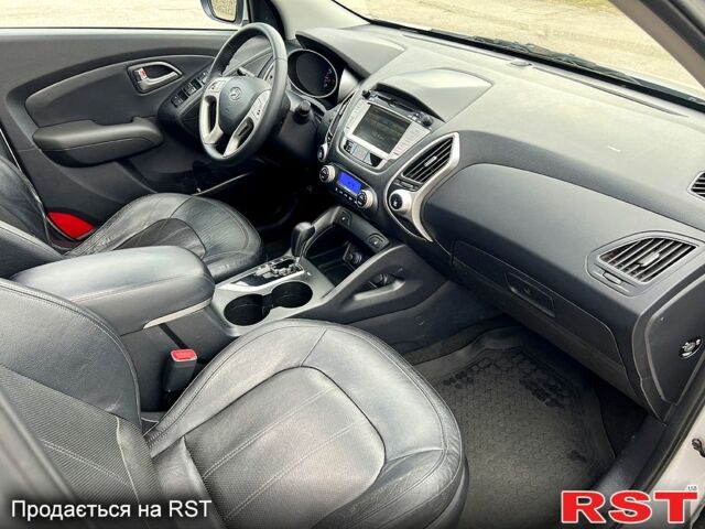 Серый Хендай их35, объемом двигателя 2.4 л и пробегом 155 тыс. км за 11999 $, фото 9 на Automoto.ua