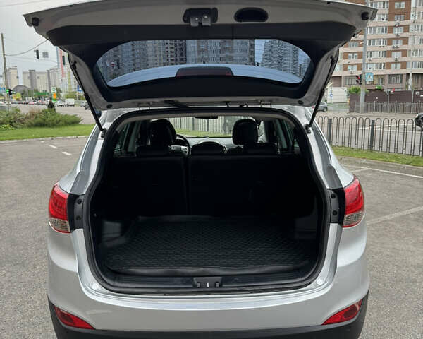 Серый Хендай их35, объемом двигателя 2 л и пробегом 204 тыс. км за 11500 $, фото 18 на Automoto.ua