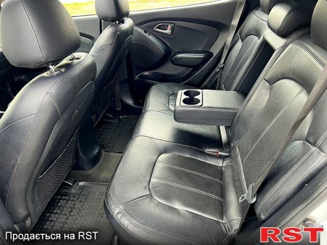 Серый Хендай их35, объемом двигателя 2.4 л и пробегом 155 тыс. км за 11999 $, фото 10 на Automoto.ua