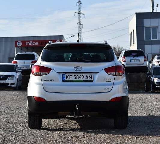 Серый Хендай их35, объемом двигателя 2 л и пробегом 201 тыс. км за 12900 $, фото 3 на Automoto.ua