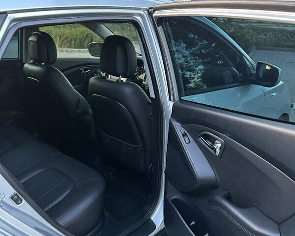 Сірий Хендай іх35, об'ємом двигуна 2 л та пробігом 190 тис. км за 12500 $, фото 27 на Automoto.ua