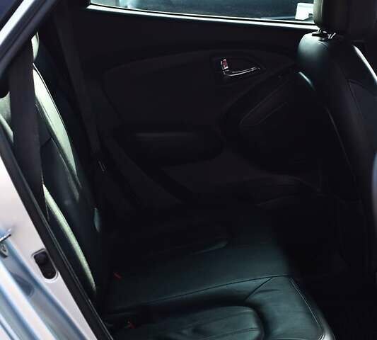 Серый Хендай их35, объемом двигателя 2 л и пробегом 201 тыс. км за 12900 $, фото 18 на Automoto.ua