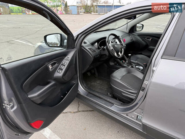 Серый Хендай их35, объемом двигателя 2 л и пробегом 153 тыс. км за 12500 $, фото 7 на Automoto.ua