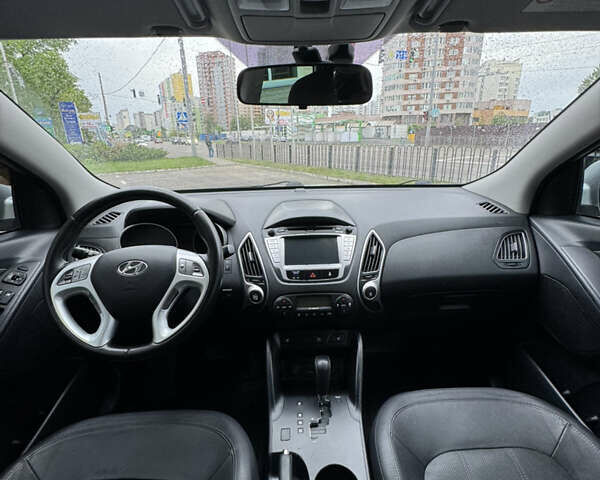 Серый Хендай их35, объемом двигателя 2 л и пробегом 202 тыс. км за 11550 $, фото 12 на Automoto.ua