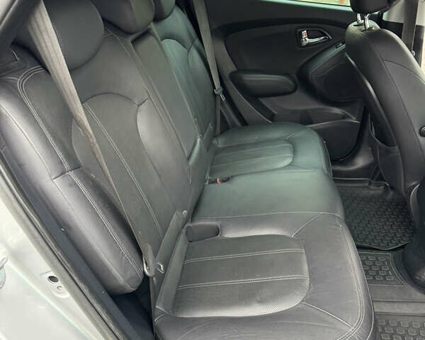 Серый Хендай их35, объемом двигателя 2 л и пробегом 204 тыс. км за 11500 $, фото 9 на Automoto.ua