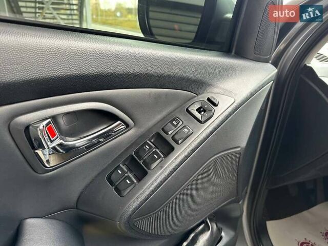 Сірий Хендай іх35, об'ємом двигуна 2 л та пробігом 176 тис. км за 11500 $, фото 9 на Automoto.ua