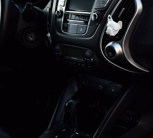 Серый Хендай их35, объемом двигателя 2 л и пробегом 201 тыс. км за 12900 $, фото 12 на Automoto.ua