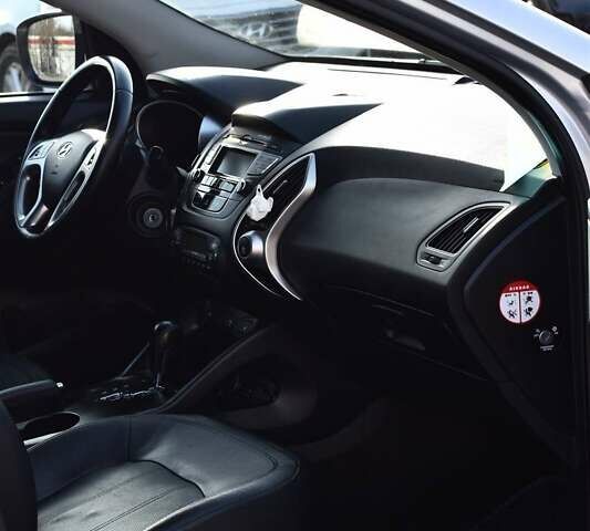 Серый Хендай их35, объемом двигателя 2 л и пробегом 201 тыс. км за 12900 $, фото 10 на Automoto.ua